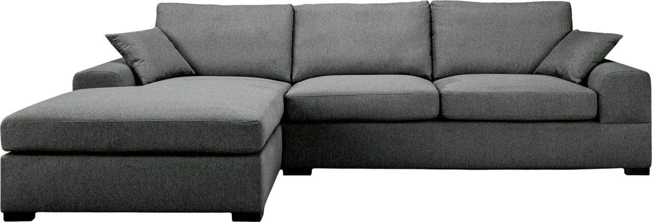 Dunkelgraues Stoff-Ecksofa mit linker Ottomane, drei Sitzkissen und zwei Zierkissen, Frontansicht leicht schräg von vorn