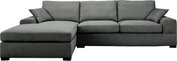 Dunkelgraues Stoff-Ecksofa mit linker Ottomane, drei Sitzkissen und zwei Zierkissen, Frontansicht leicht schräg von vorn