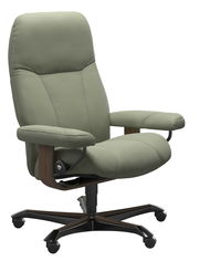 Moderner Chefsessel in hellgrünem Leder mit Holz- und Metallakzenten, seitliche Perspektive