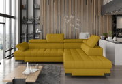 Moderne Eckgarnitur in Senfgelb in einem stilvollen Wohnzimmer mit Holzvertäfelung und großen Fenstern, seitliche Perspektive.