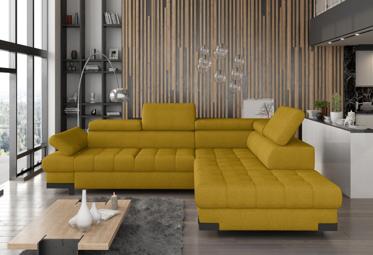 Moderne hoekbank in mosterdgeel in een stijlvolle woonkamer met houten lambrisering en grote ramen, gezien vanaf de zijkant.