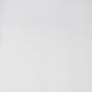 Weißer Fertigvorhang von Esposa in Nahaufnahme, zeigt die feine Textur des Stoffes.