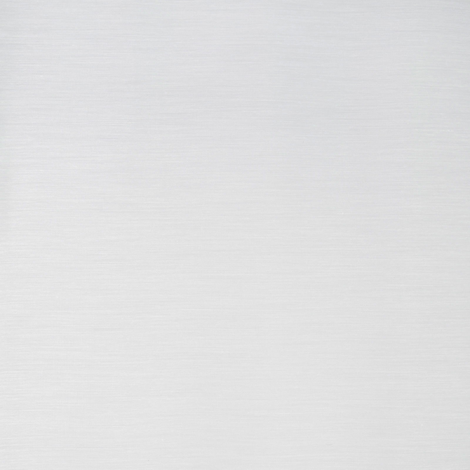 Weißer Fertigvorhang von Esposa in Nahaufnahme, zeigt die feine Textur des Stoffes.