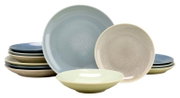 Keramik-Geschirrset mit mehreren Tellern und Schalen in Blau-, Beige- und Grüntönen, leicht gesprenkelte Glasur, Produktfoto in frontaler Ansicht auf weißem Hintergrund