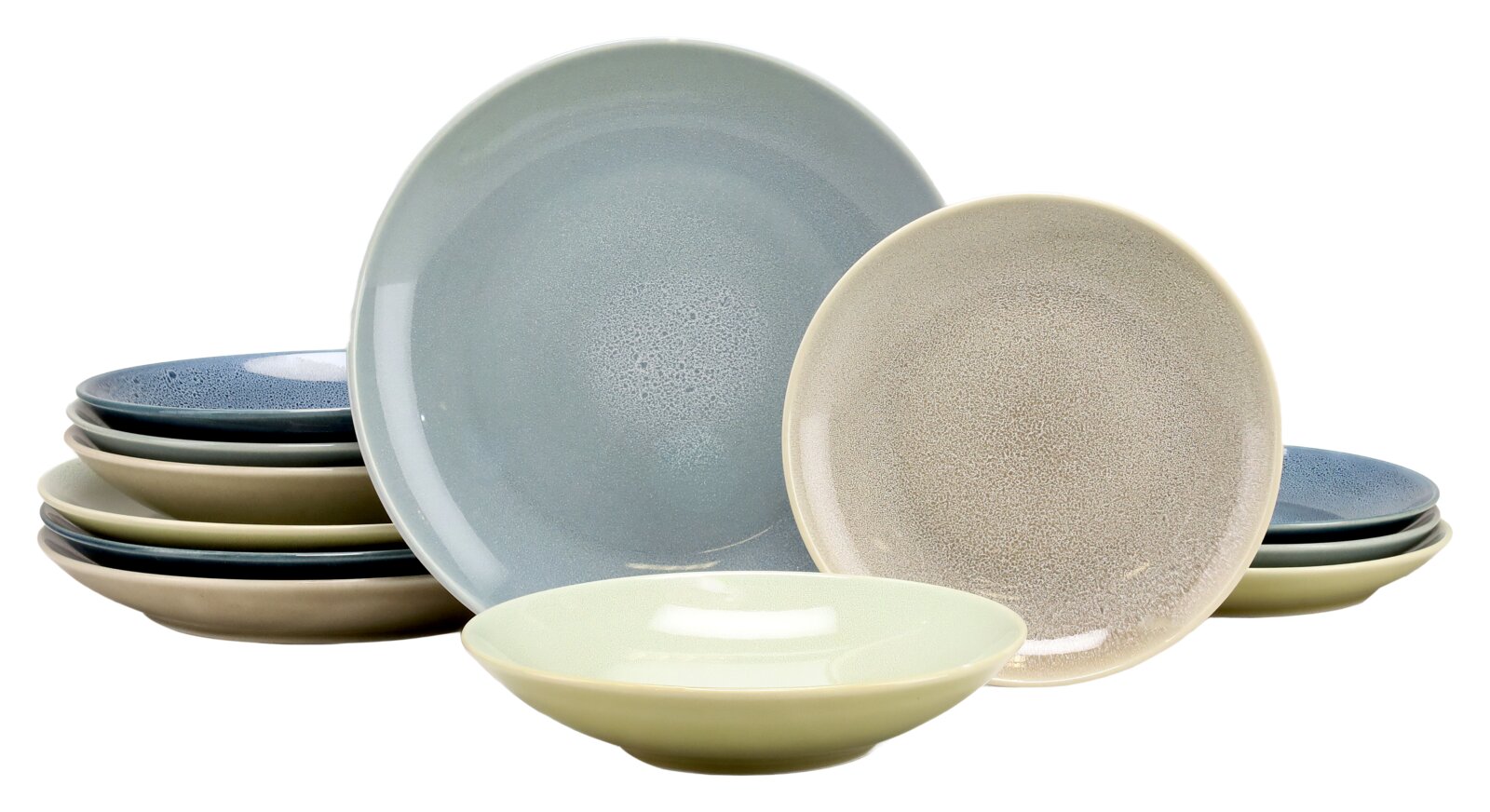 Keramik-Geschirrset mit mehreren Tellern und Schalen in Blau-, Beige- und Grüntönen, leicht gesprenkelte Glasur, Produktfoto in frontaler Ansicht auf weißem Hintergrund