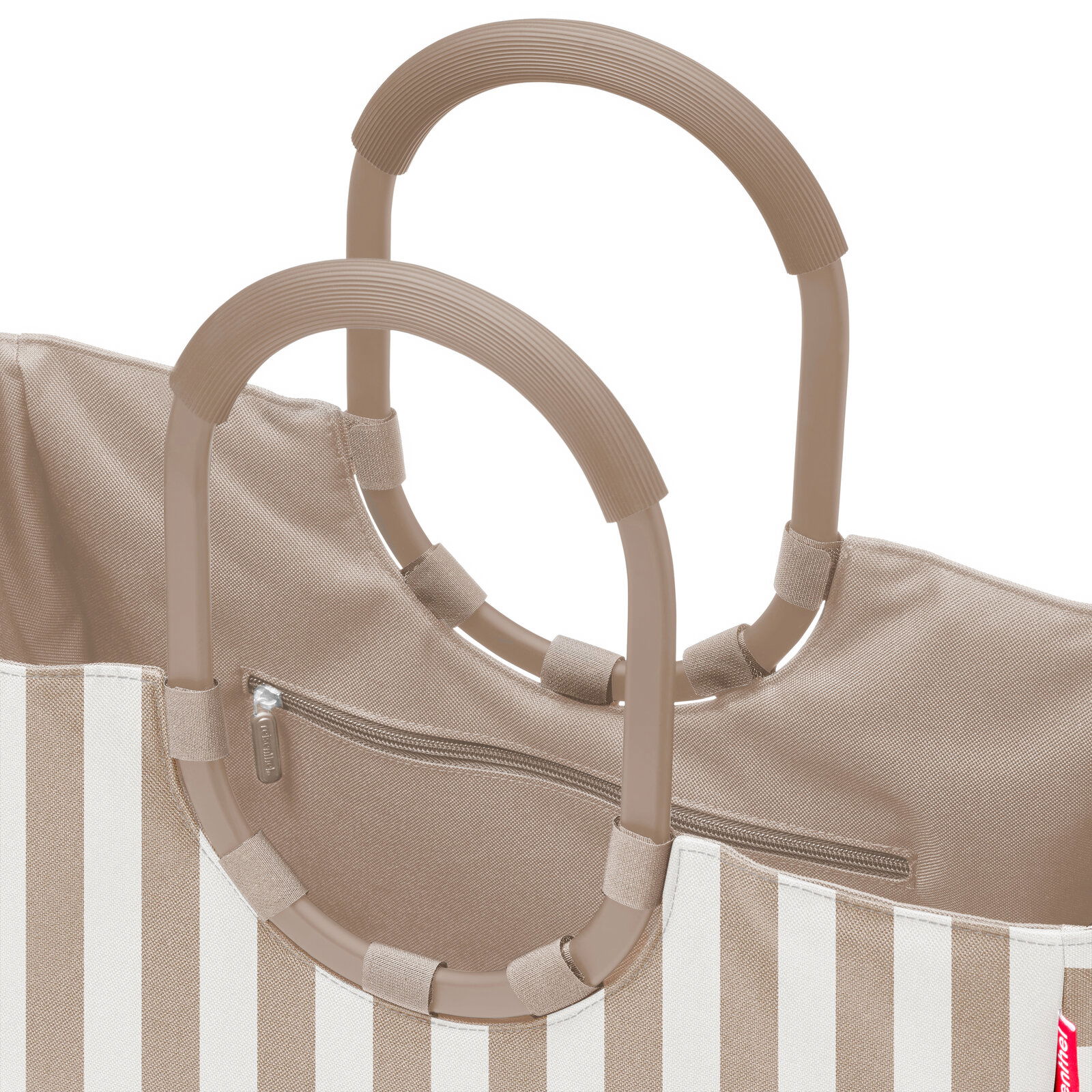 Nahaufnahme einer beige-weiß gestreiften Stofftasche mit zwei runden, geriffelten Tragegriffen und Reißverschlussfach, frontal aus leicht schräger Perspektive