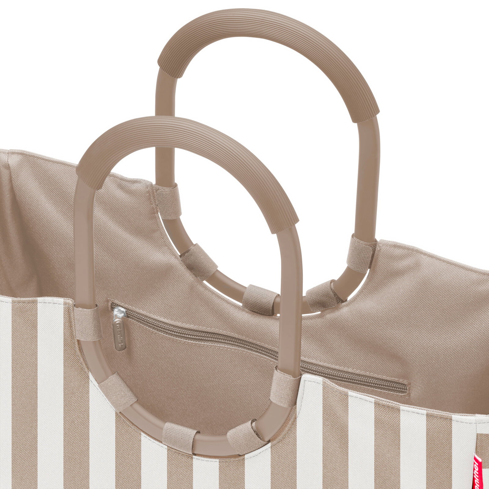 Nahaufnahme einer beige-weiß gestreiften Stofftasche mit zwei runden, geriffelten Tragegriffen und Reißverschlussfach, frontal aus leicht schräger Perspektive