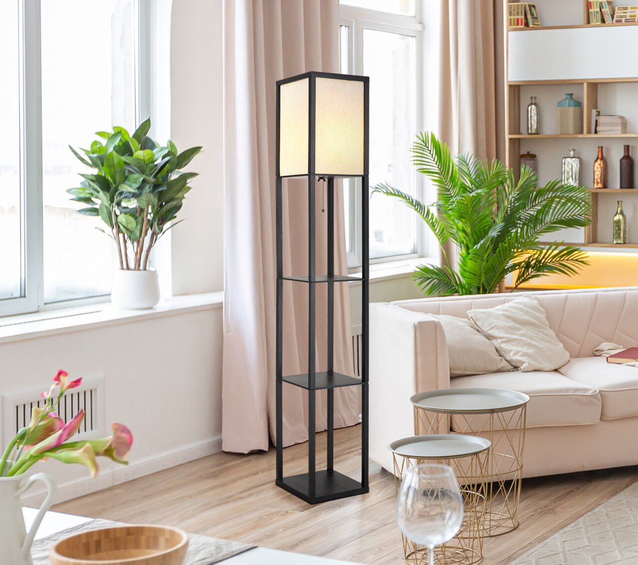 Moderne Stehleuchte mit Regalfächern in einem stilvollen Wohnzimmer, seitliche Perspektive