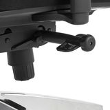 Nahaufnahme eines Drehstuhls mit Fokus auf die Mechanik unter dem Sitz, seitliche Perspektive