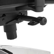 Nahaufnahme eines Drehstuhls mit Fokus auf die Mechanik unter dem Sitz, seitliche Perspektive