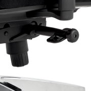 Nahaufnahme eines Drehstuhls mit Fokus auf die Mechanik unter dem Sitz, seitliche Perspektive