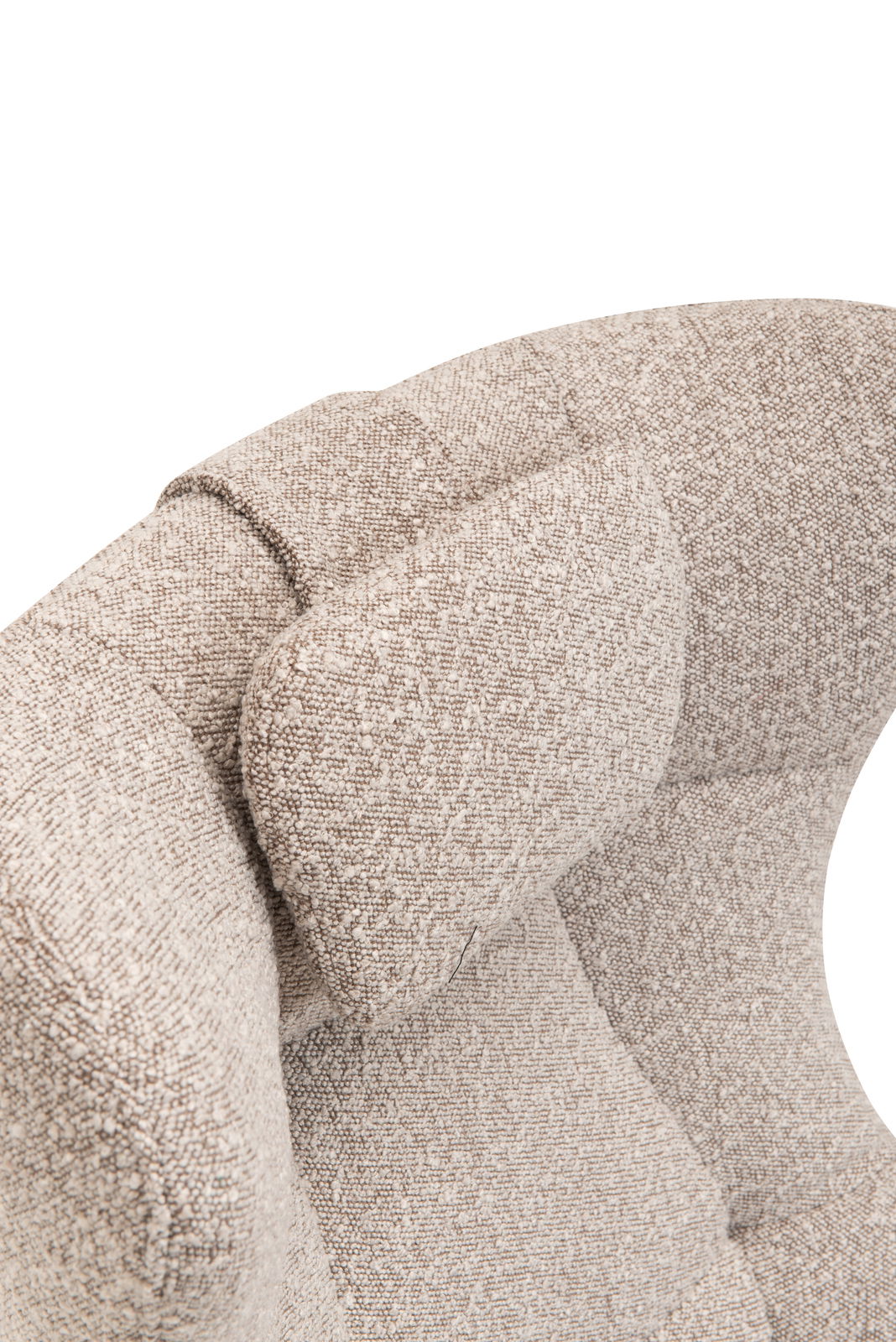 Nahaufnahme eines beige gepolsterten Relaxsessels mit strukturierter Oberfläche, von oben betrachtet.