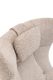 Nahaufnahme eines beige gepolsterten Relaxsessels mit strukturierter Oberfläche, von oben betrachtet.