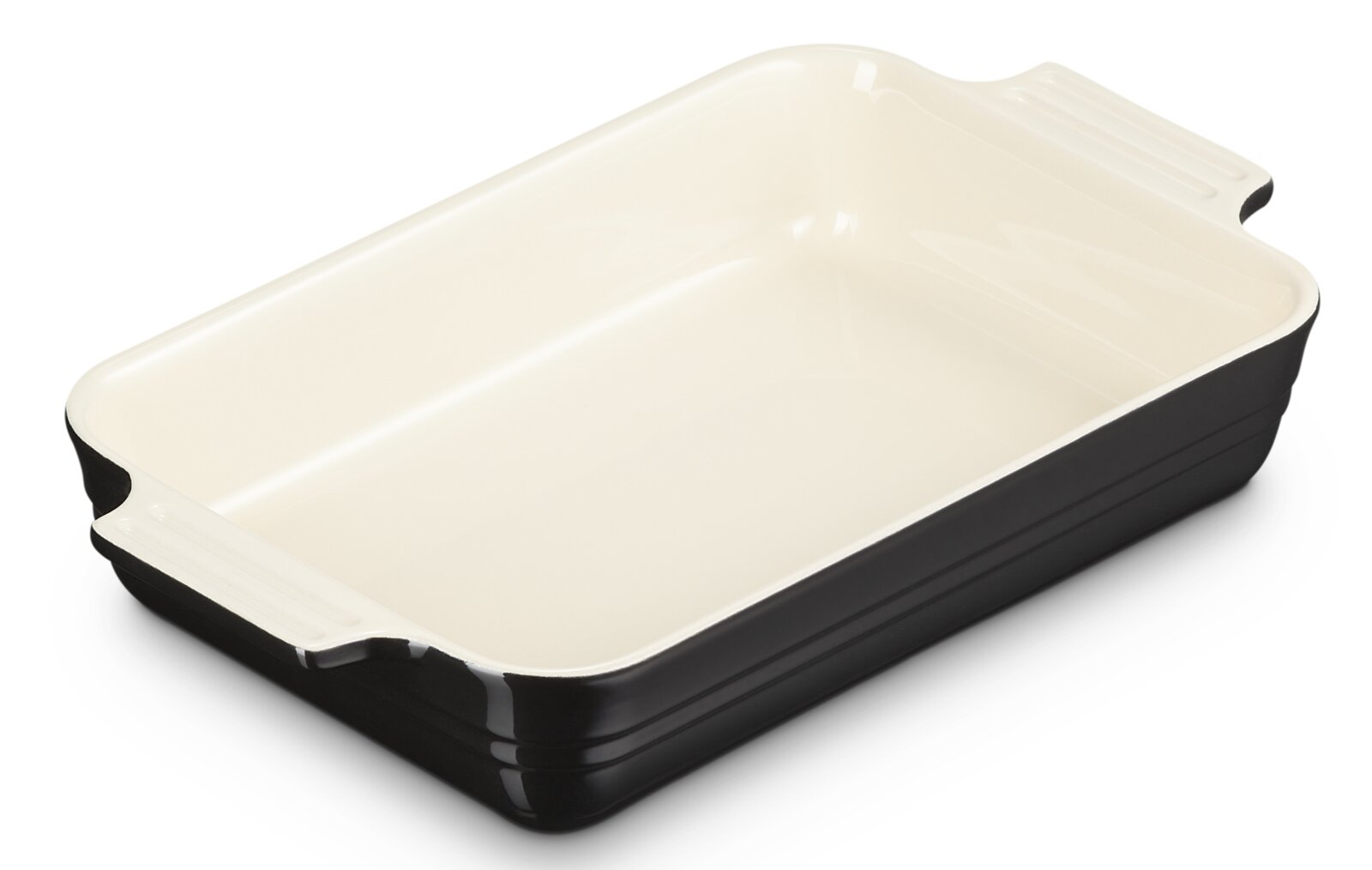 Rechthoekige zwarte ovenschaal met crèmekleurige binnenkant, gezien van bovenaf.