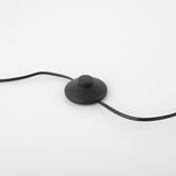 Nahaufnahme eines schwarzen Fußschalters mit Kabeln, Teil der Stehleuchte PURE-MIRA.