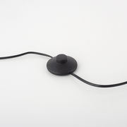 Nahaufnahme eines schwarzen Fußschalters mit Kabeln, Teil der Stehleuchte PURE-MIRA.