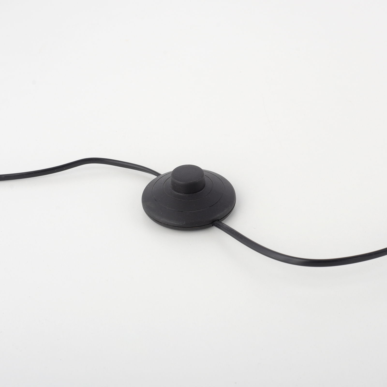 Nahaufnahme eines schwarzen Fußschalters mit Kabeln, Teil der Stehleuchte PURE-MIRA.