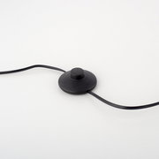 Nahaufnahme eines schwarzen Fußschalters mit Kabeln, Teil der Stehleuchte PURE-MIRA.