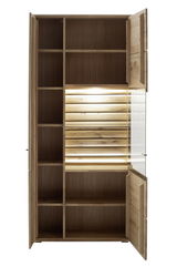 Geöffnete Kombi-Vitrine aus Holz mit mehreren Regalfächern und integrierter Beleuchtung, Frontalansicht.