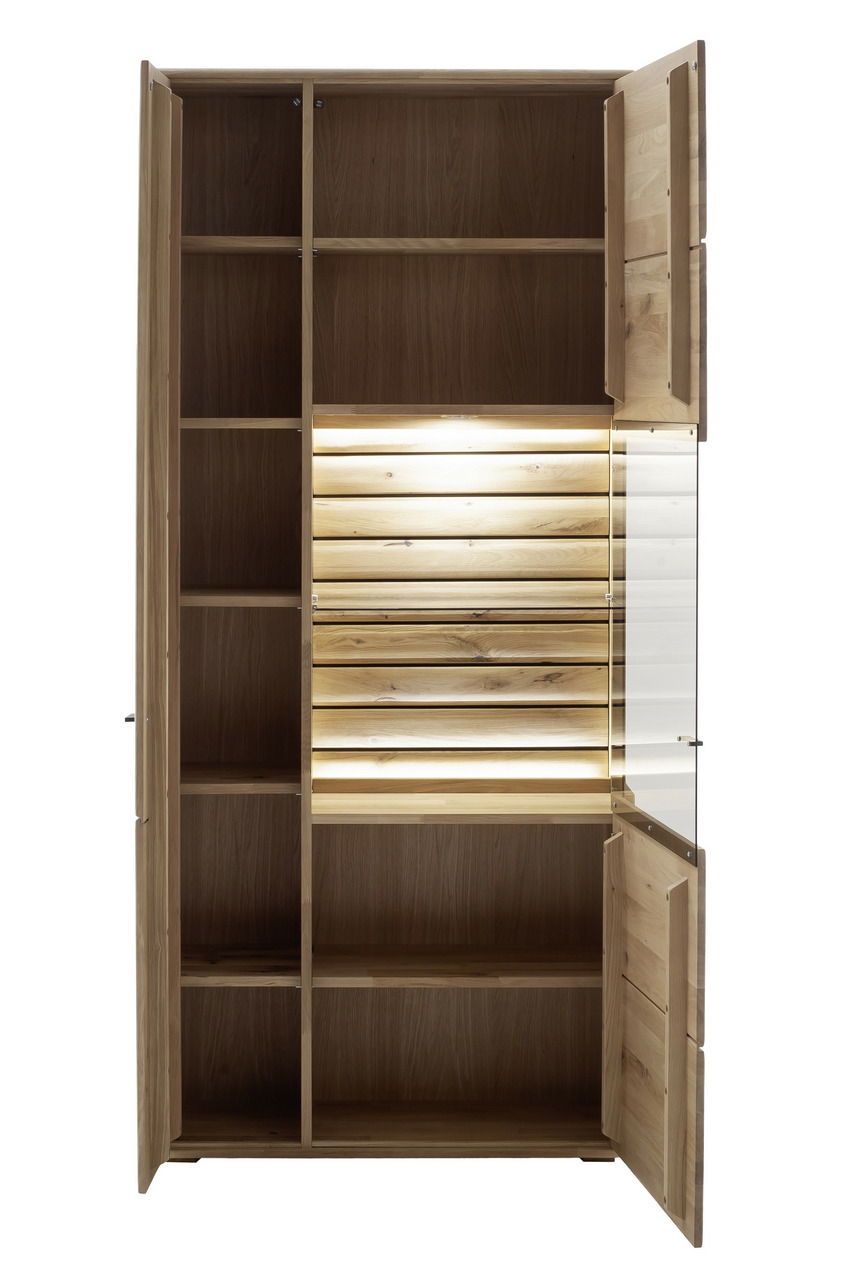 Geöffnete Kombi-Vitrine aus Holz mit mehreren Regalfächern und integrierter Beleuchtung, Frontalansicht.