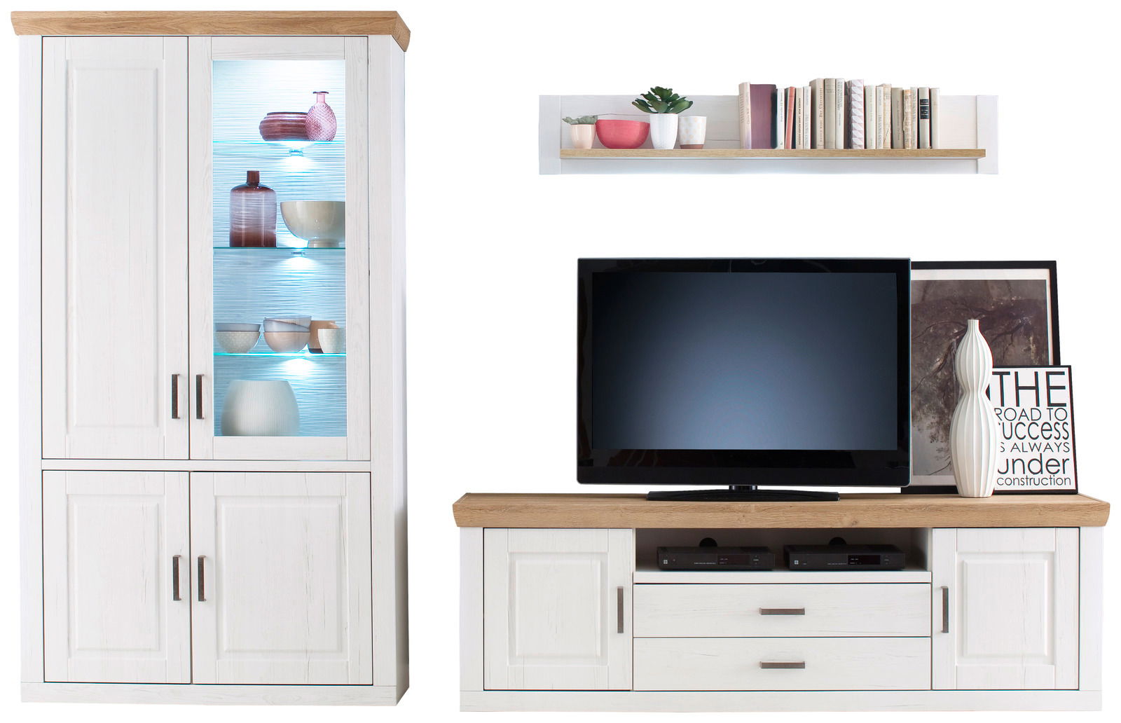Wandkombination in Weiß mit Holzdetails, bestehend aus einem hohen Schrank mit Glastüren, einem TV-Schrank und einem Wandregal, frontal betrachtet.