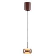 Moderne Pendelleuchte mit zylindrischem Baldachin und langem Kabel, kupferfarbenem Stab sowie rundem, transparentem Glasschirm mit warmem Licht; frontale Ansicht vor grauem Hintergrund.