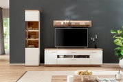 Wohnzimmermöbel-Set mit TV-Lowboard in Weiß und Holzoptik, Wandboard und hoher Vitrine mit Glasfront und Beleuchtung, frontale Perspektive