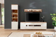 Wohnzimmermöbel-Set mit TV-Lowboard in Weiß und Holzoptik, Wandboard und hoher Vitrine mit Glasfront und Beleuchtung, frontale Perspektive