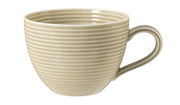 Beige Kaffeetasse mit Reliefmuster, seitliche Perspektive
