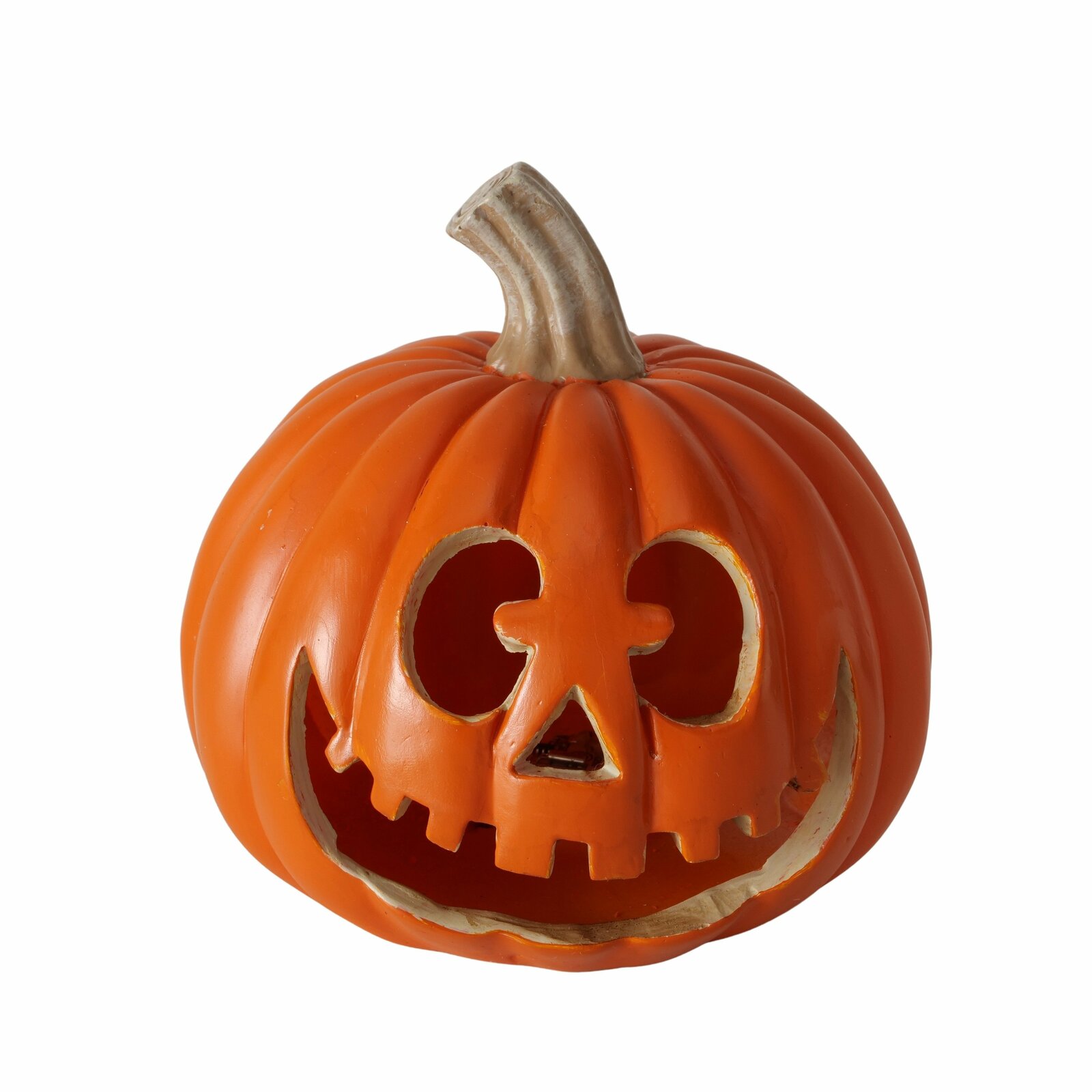 Frontalansicht eines orangefarbenen Kürbis-Dekoaufstellers mit geschnitztem Gesicht und braunem Stiel.