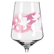 Weinglas mit rosa und weißen Blumenmuster, seitliche Perspektive