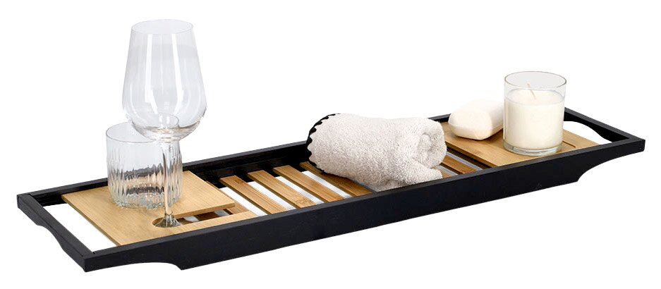 Badewannenablage aus Holz mit schwarzem Rahmen, darauf befinden sich ein Weinglas, ein Trinkglas, ein Handtuch, eine Seife und eine Kerze. Perspektive: seitliche Ansicht.