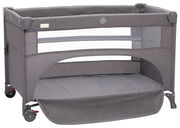 Graues Reisebett mit Netzseitenteilen und Rollen, seitliche Perspektive