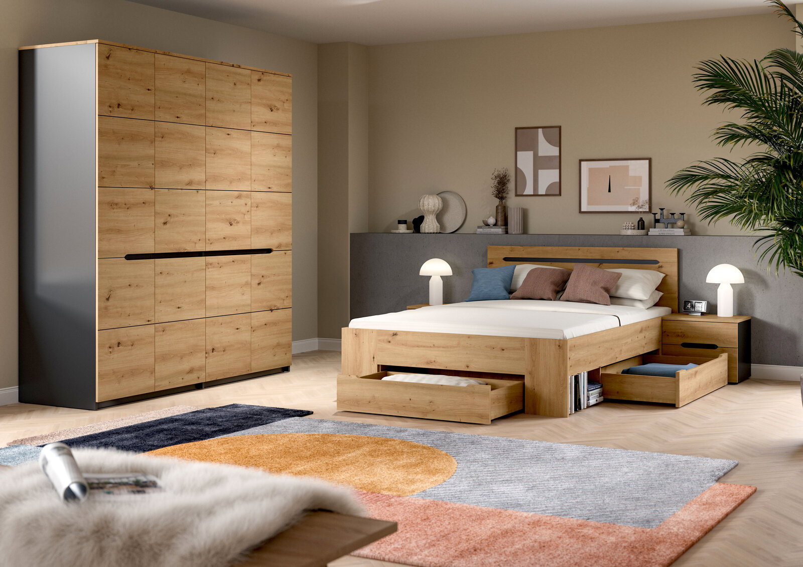 Modernes Schlafzimmer mit Bett aus hellem Holz inklusive ausziehbarer Schubladen und passendem Kleiderschrank, fotografiert in schräger Frontansicht aus leicht erhöhter Perspektive.