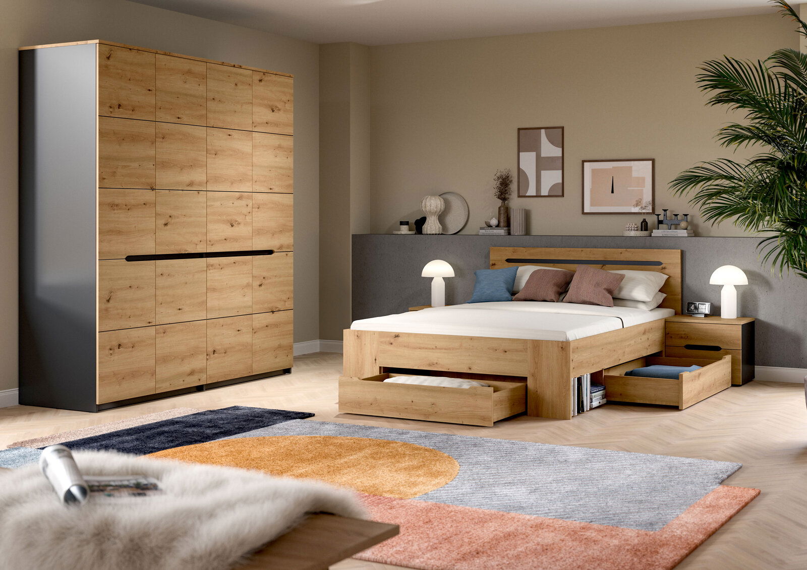 Modernes Schlafzimmer mit Bett aus hellem Holz inklusive ausziehbarer Schubladen und passendem Kleiderschrank, fotografiert in schräger Frontansicht aus leicht erhöhter Perspektive.