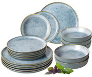 Geschirrset Terra 18-tlg. Azur in blauer Farbe mit feinem Muster, bestehend aus flachen und tiefen Tellern, aus einer leicht seitlichen Perspektive fotografiert.