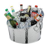 Getränkekühler aus Metall mit Eiswürfeln und verschiedenen Getränkeflaschen, seitliche Perspektive