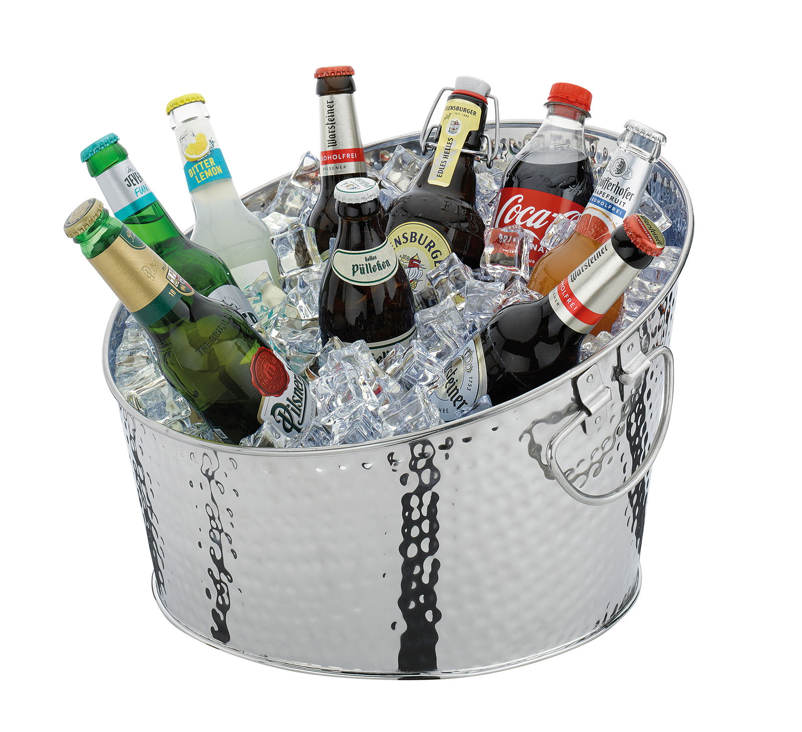 Getränkekühler aus Metall mit Eiswürfeln und verschiedenen Getränkeflaschen, seitliche Perspektive
