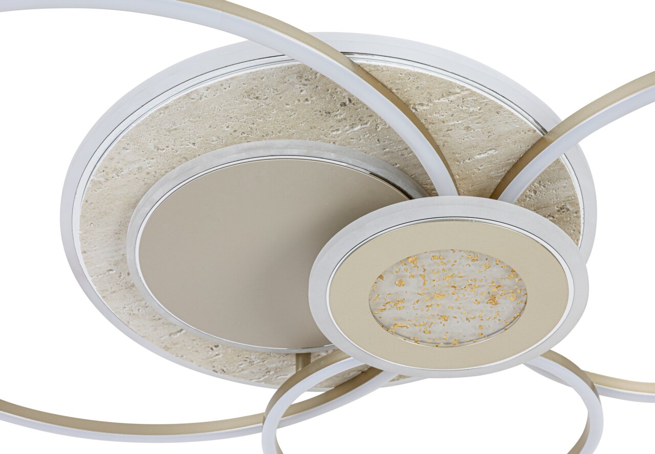 Close-up van een moderne led-plafondlamp met een cirkelvormig ontwerp en goudkleurige accenten, gezien van onderaf.