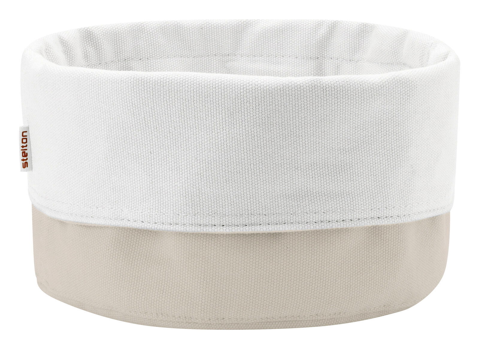 Runder Stoffkorb/Aufbewahrungskorb aus Canvas in Weiß und Beige mit umgeschlagenem Rand und kleinem „stelton“-Label, freigestellt vor weißem Hintergrund, Frontansicht