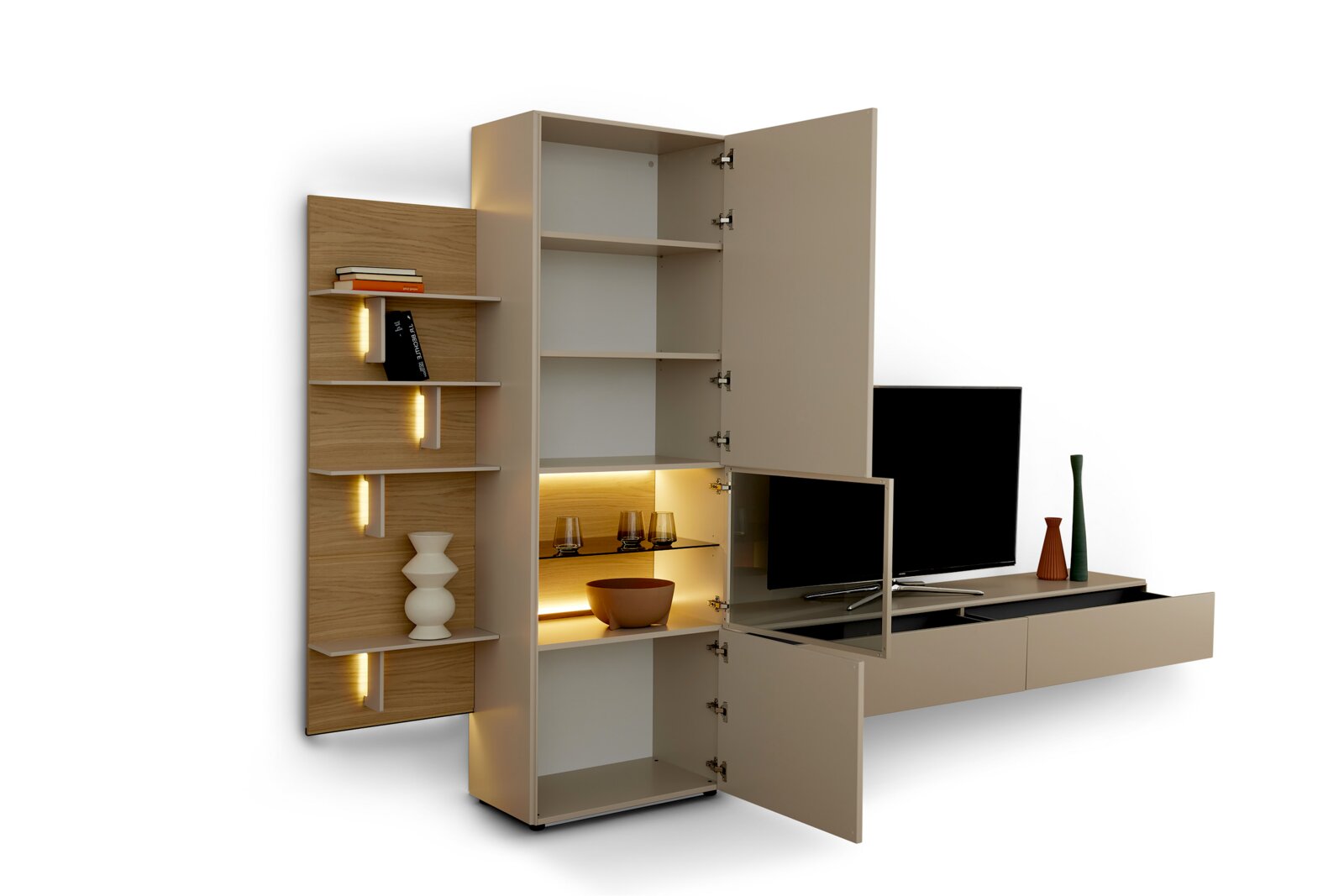 Moderne beige Wohnwand mit Holzdekor, beleuchteten Regalfächern, Vitrine, TV-Lowboard und geöffneten Schranktüren, aus schräger Frontansicht