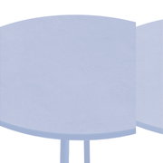 Runder Gartentisch mit dunkler Tischplatte, seitliche Perspektive