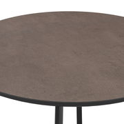 Runder Gartentisch mit dunkler Tischplatte, seitliche Perspektive