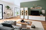 Moderner Couchtisch in einem stilvollen Wohnzimmer, frontal betrachtet, mit Holz- und Weißtönen, umgeben von eleganten Möbeln und Dekorationen.