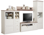 Wohnwand in heller Holzoptik mit mehreren Schränken, Regalen und einem TV-Schrank, frontal betrachtet.