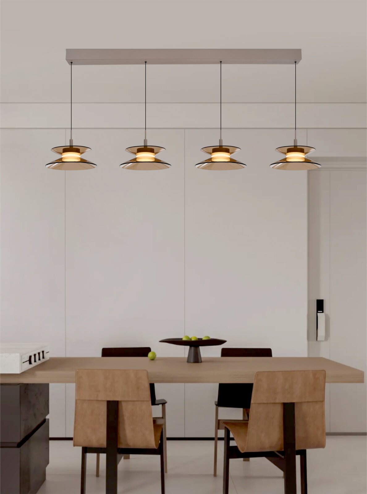 Vooraanzicht van een moderne viervoudige hanglamp met goudkleurige schotelkappen en warm licht boven een eettafel