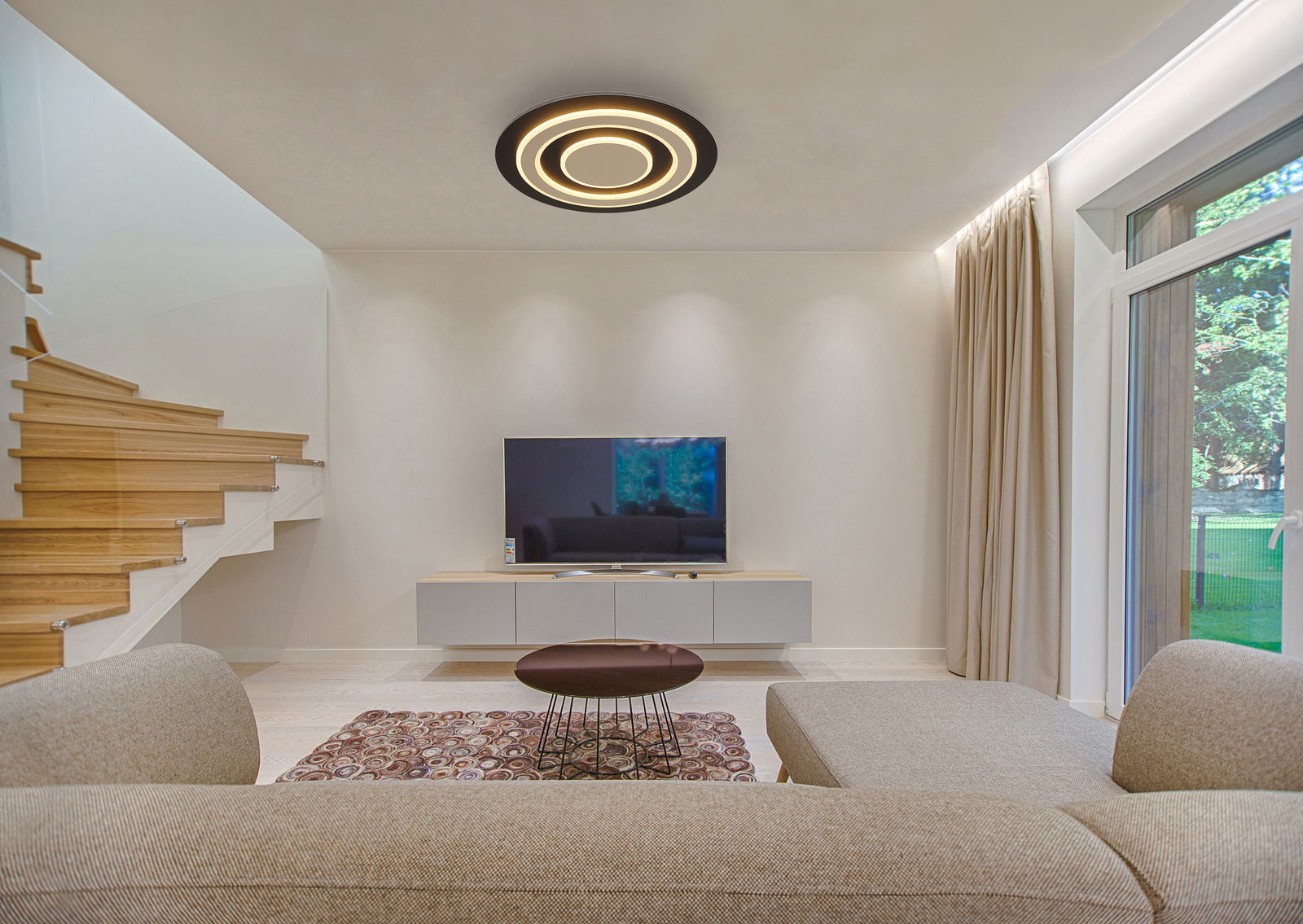 Moderne Deckenleuchte in einem stilvollen Wohnzimmer, von unten betrachtet.