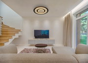 Moderne plafondlamp in een stijlvolle woonkamer, van onderaf gezien.