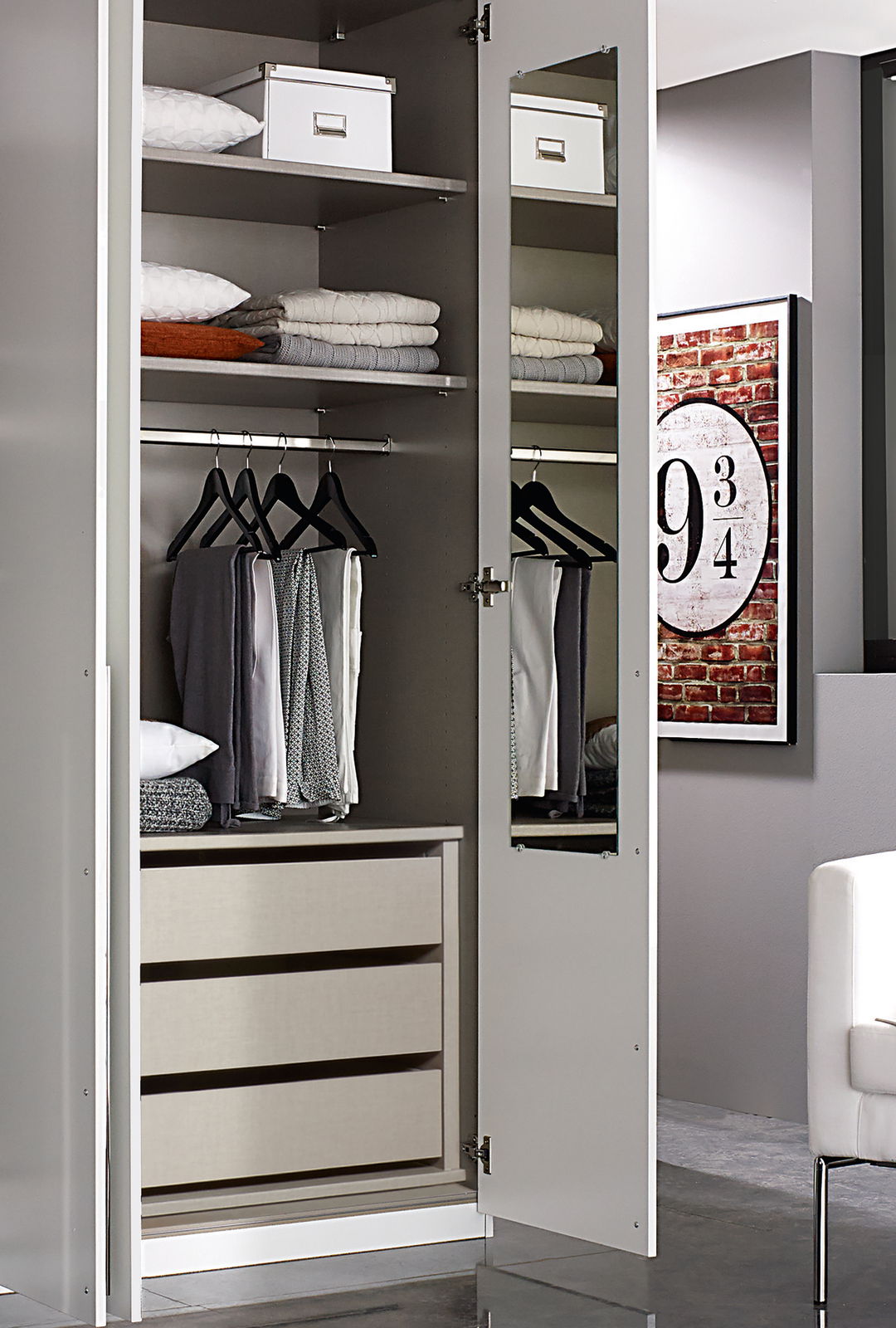 Offener Drehtürenschrank mit sechs Türen, zeigt Innenansicht mit Regalen, Kleiderstange und Schubladen, Perspektive von vorne.