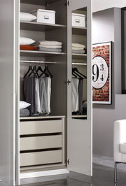 Offener Drehtürenschrank mit sechs Türen, zeigt Innenansicht mit Regalen, Kleiderstange und Schubladen, Perspektive von vorne.